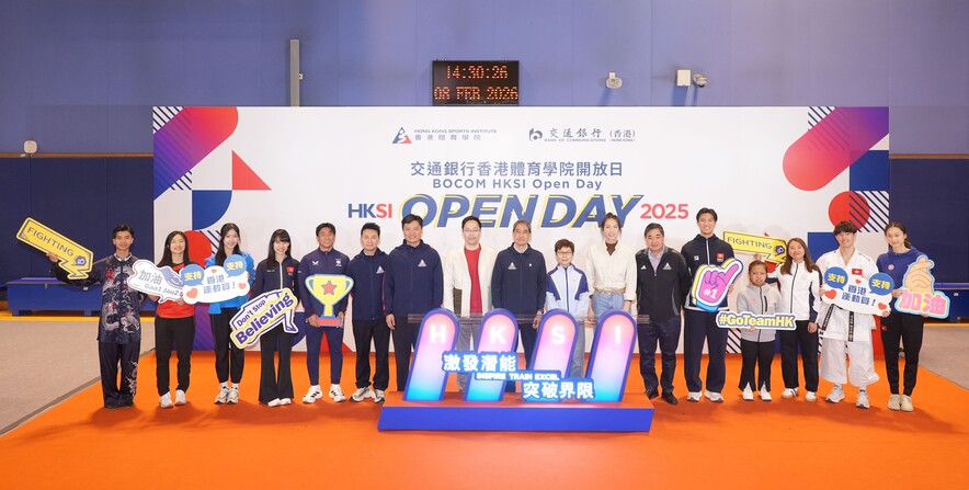 <p>文化体育及旅游局体育专员<strong>蔡健斌先生</strong><strong>JP</strong>（左八）、立法会议员<strong>江旻憓议员</strong><strong>SBS MH</strong>（右七）、交通银行（香港）行政总裁<strong>曹宇青女士</strong>（右八）、香港体育学院（体院）主席<strong>邓</strong><strong>竟成先生</strong><strong>GBS PDSM</strong>（右九）、体院副主席<strong>郑泳舜议员</strong><strong>BBS MH JP</strong>（左七）、体院院长<strong>蔡玉坤先生</strong><strong>MH</strong>（右六）及体院社区关系及市务总监<strong>李忠民先生</strong>（左六），与一众运动员，包括（左起）<strong>杨颂熹</strong>（武术）、<strong>黄湘仪</strong>（赛艇）、<strong>白凯文</strong>（田径）、<strong>何子乐</strong>（壁球）、<strong>李卡度</strong>（七人榄球）；及（右起）<strong>谭凯琳</strong>（游泳）、<strong>邓宇轩</strong>（空手道）、<strong>杨础摇</strong>（单车）、<strong>吴卓恩</strong>（残疾人游泳）及<strong>何思朗</strong>（剑击）於欢迎仪式上合照。</p>
